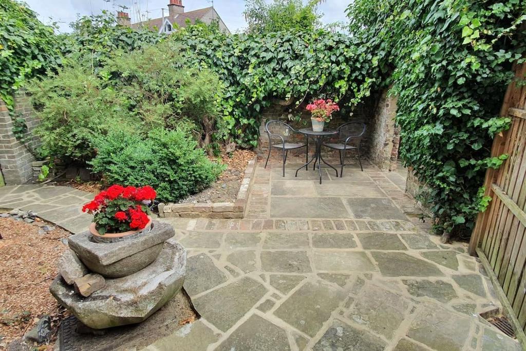 Beautiful 1 Bedroom Cottage With Courtyard. Deal Eksteriør billede